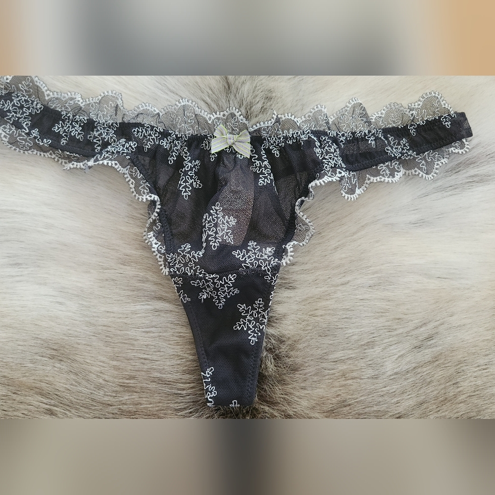 New! VICTORIA'S SECRET thong in size S